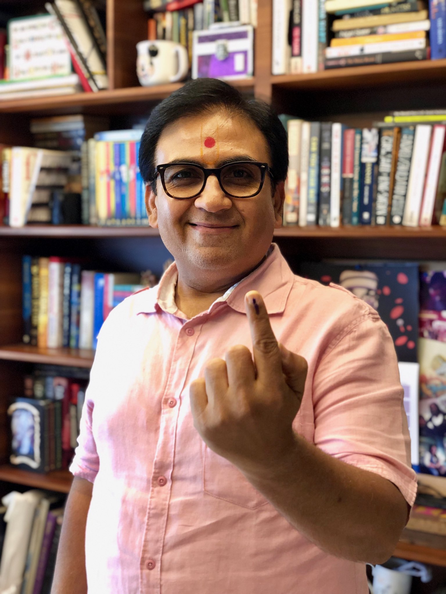 तारक मेहता का उल्टा चश्मा (TMKOC) में दिलीप जोशी द्वारा निभाए गए जेठालाल गड़ा की अनुपस्थिति ने सोशल मीडिया पर तहलका मचा दिया। इंस्टाग्राम और X पर प्रशंसकों ने जेठालाल के हाल के एपिसोड में न दिखने पर उनके शो छोड़ने की अटकलें लगाईं।