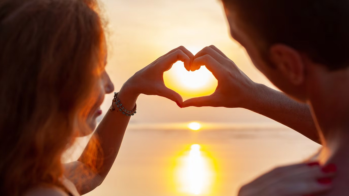 🔥 इंस्टाग्राम का 'इश्क'! 3 बच्चों की माँ पति और घर छोड़ प्रेमी संग फ़रार